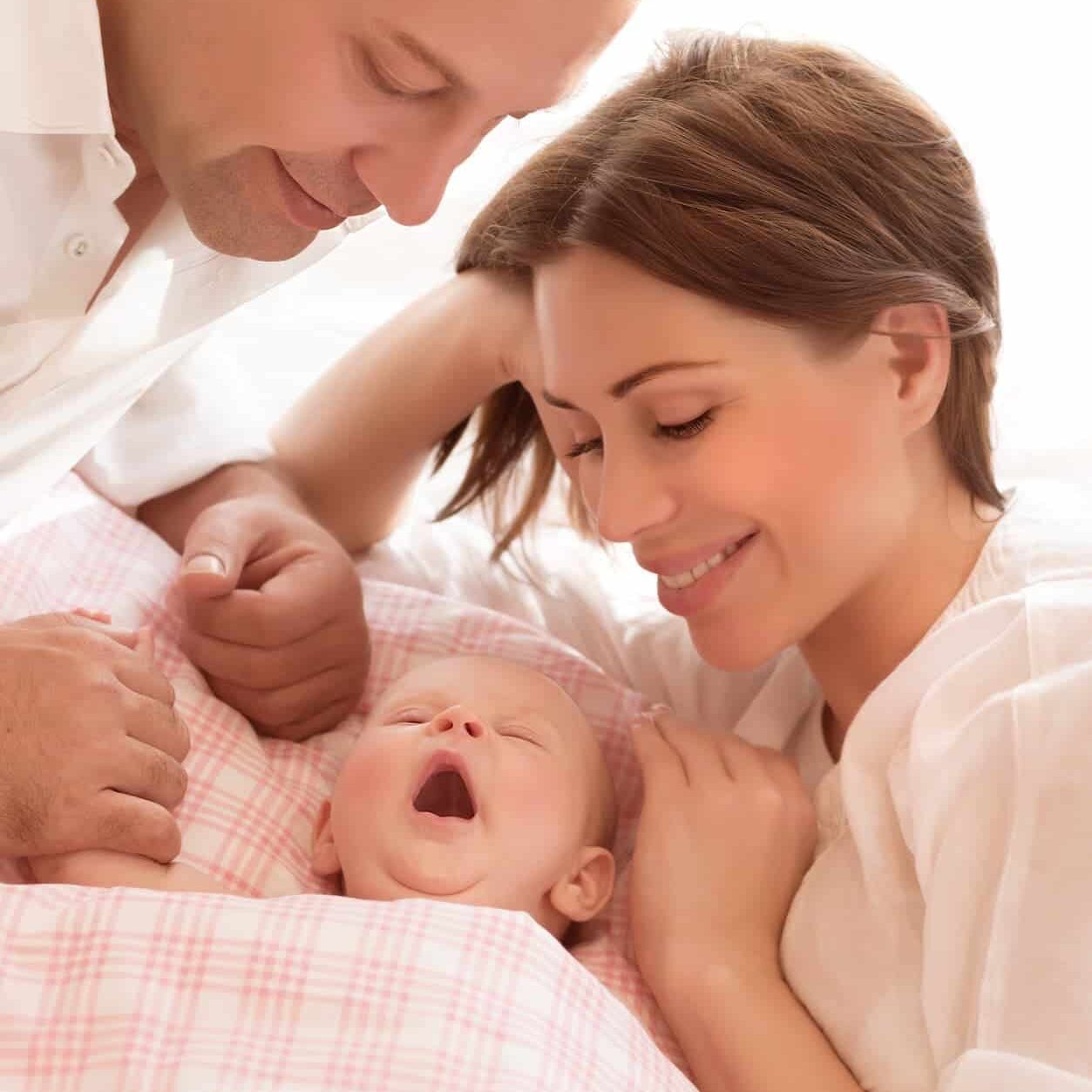 EW1_newborn-baby-with-parents